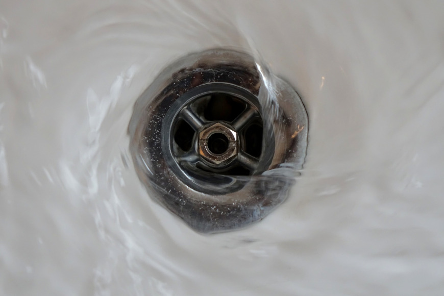 Down the drain | 10 Business idioms for the workplace | Oxford House Barcelona