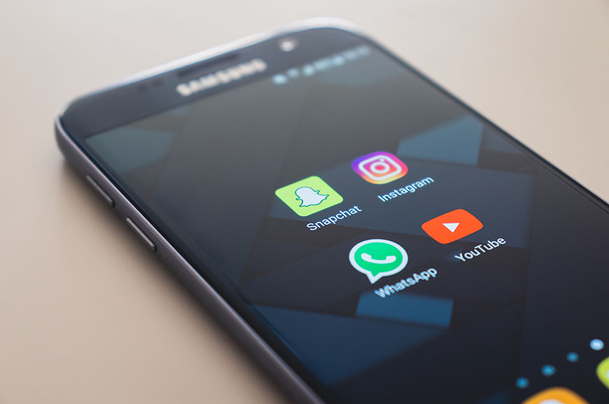 Voice messaging with WhatsApp | 5 ways to practise your speaking at home | Oxford House Barcelona